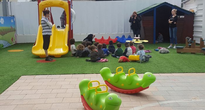 ילדים בחצר משחקים